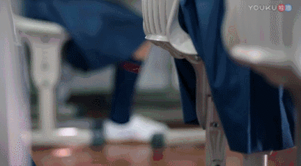 别人的学生时代尽是等你下课的浪漫,而我都是放学别走的挑战?