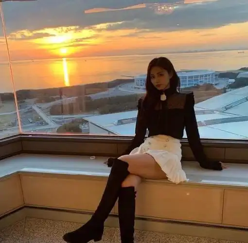 亚洲最美脸孔周子瑜晒新照抛媚眼大方露绝对领域