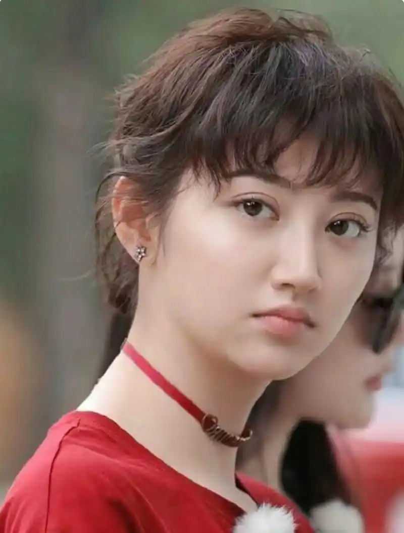 知名记者称张继科曝景甜私密照#  短发景甜成长为了御姐景甜