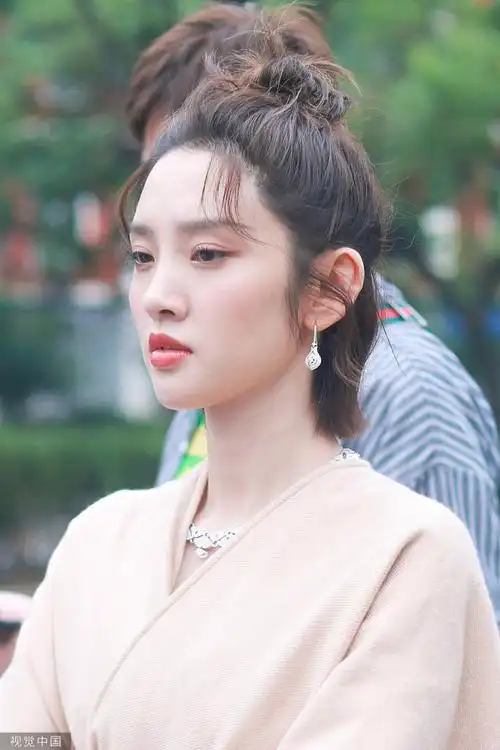 唐艺昕半丸子头活力元气披大号披肩气质恬静优雅