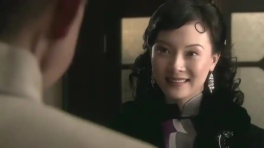 方艳芸说话还挺有方法几句话就让冯敬尧放了陈翰林