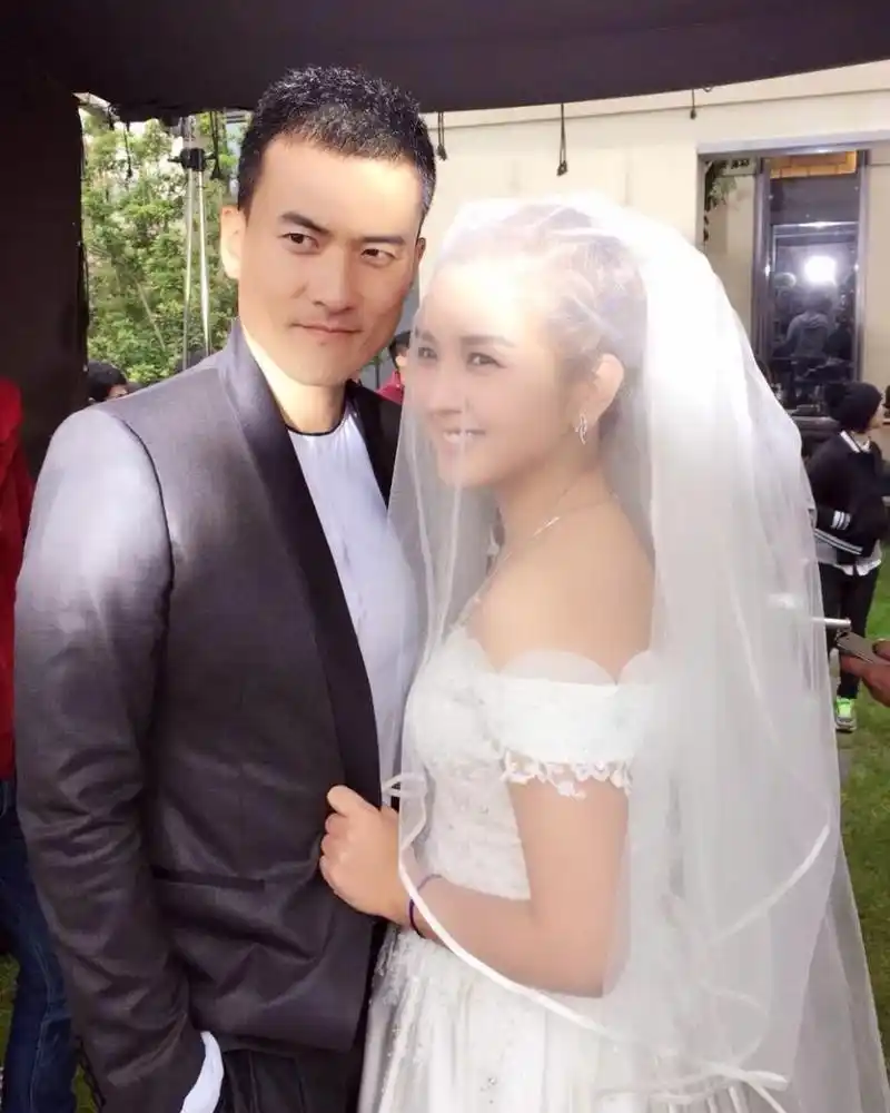 跟何洁离婚7年,赫子铭宣布再婚了,现任妻子出镜声音甜美温柔!