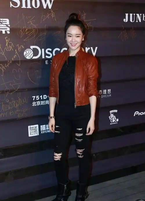 左小青穿衣风格真不同穿皮衣配破洞牛仔裤不仅时尚还优雅