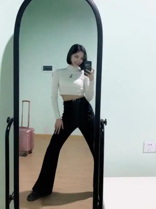 许佳琪把"露脐装"穿火了,开春这样穿魅力十足