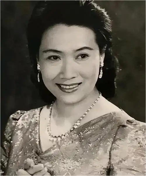 施鸿鄂已经病逝十几年了,遗孀朱逢博,她的痴爱让人泪目