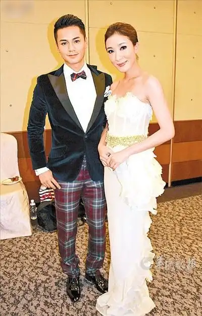 杨怡马来西亚领奖被催婚 与罗仲谦返港晒甜蜜