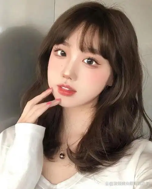 而且每一款锁骨卷发的整体发型,本身就是设计成蓬松十足,自然有型.