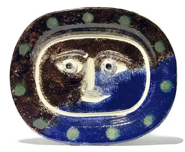 《棕脸/蓝脸》,白陶长方盘,毕加索创作于1947年.