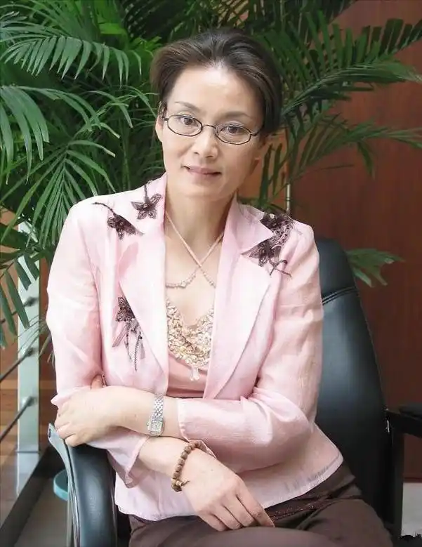 潘虹才是真正的骨相美穿粉西装配粉吊带自然老去的样子真优雅