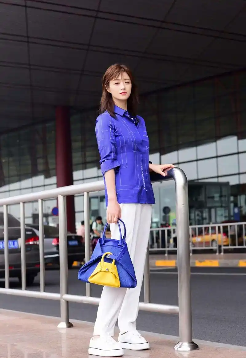 蒋欣气场全开,身穿黑色运动休闲装走机场,意外被她穿出了高级感