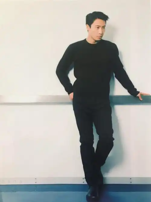 黎明的身高身材比例作为男偶像应该算达标的吧