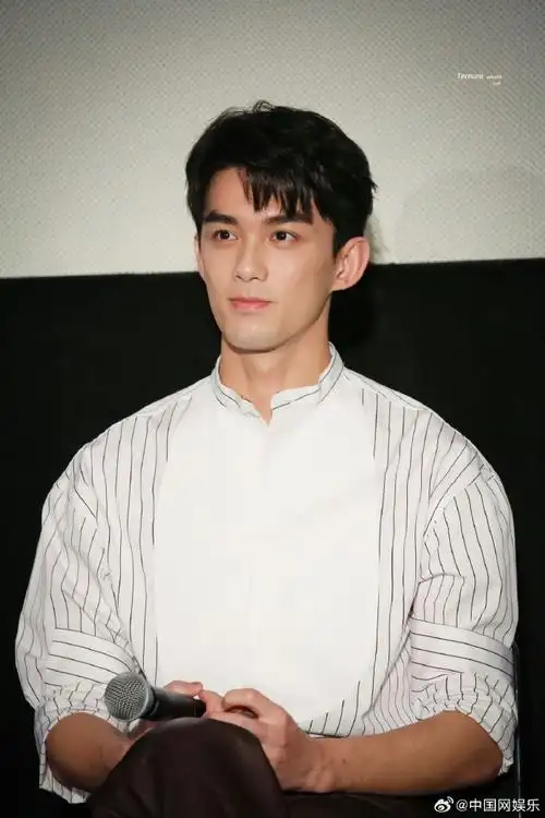 吴磊衬衫皮裤造型##吴磊