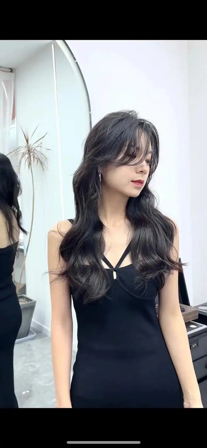 免打理烫发自然吹干效果 高层次长发给你创造了多种多样的造型选择