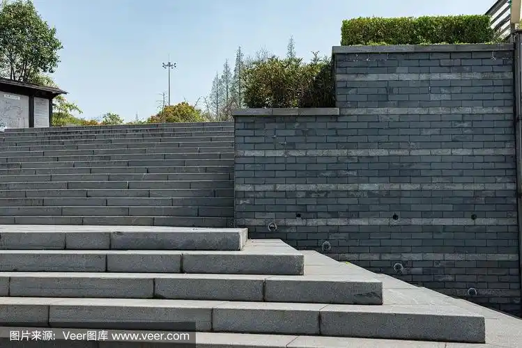 台阶公园斜坡上从花坛边缘向上延伸的宽阔台阶