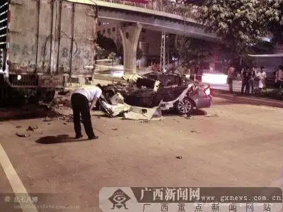 [原创]南宁20日凌晨最惨怪车祸 宝马司机人头落地
