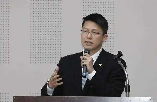 (蔡衍明长子蔡绍中)我曾因工作关系在多个场合见到蔡公子.