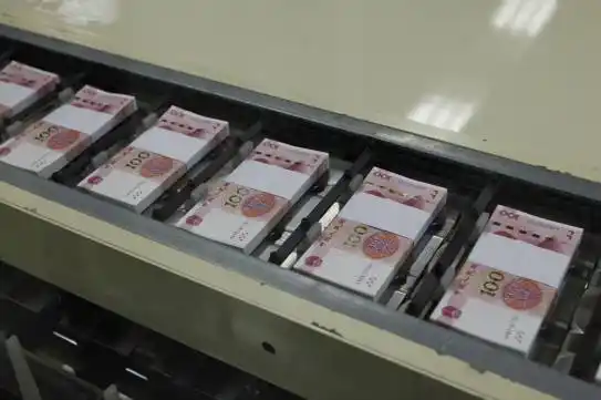 好想在上面打滚……钞票大张等待裁切来到人民币生产加工的最后一步了