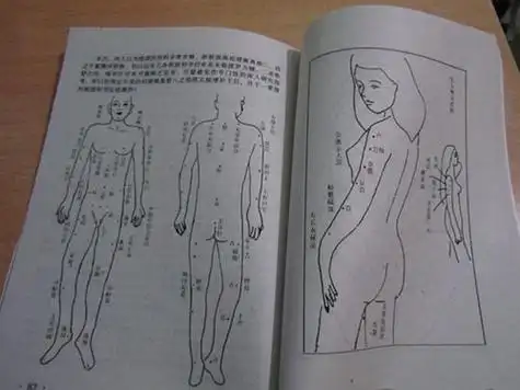 女人山根(鼻子)代表夫星,此处不宜有痣,有痣不仅肺功能不佳,而且怕有