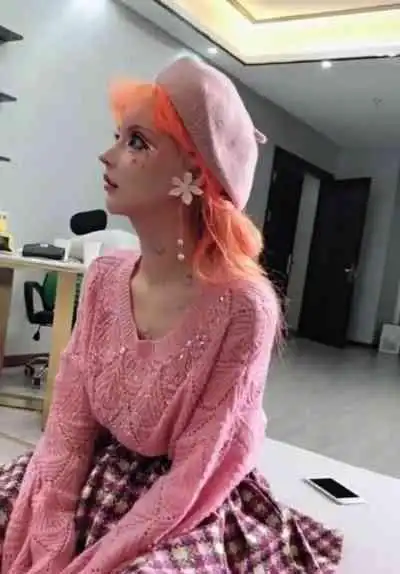 "芭比娃娃"迪丽拉,花巨资整容,网友:真该捂眼睛