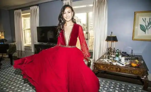 陈冠希老婆在国外好高调礼裙领口直接开到腰风情万种太撩人