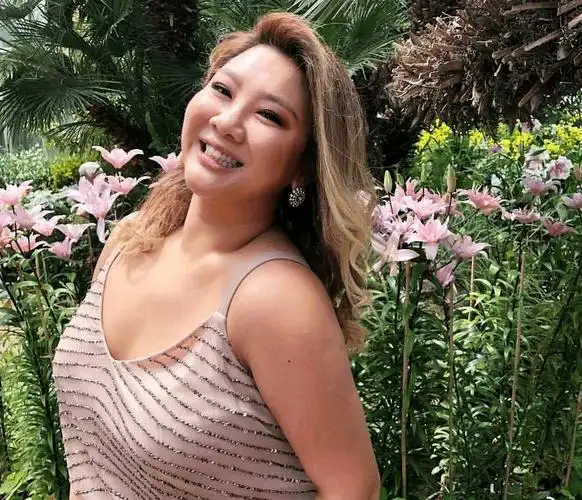 原创郑欣宜180斤又怎样穿吊带连衣裙配长卷发做伴娘照样美得精致