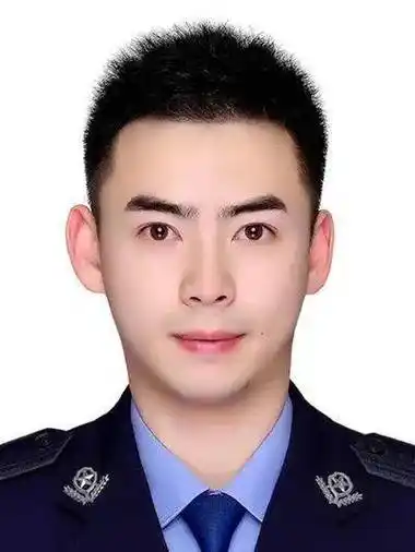 翻开老相册,这是他们的第一张警服照