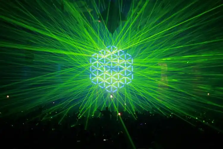 "一起夜跑趣味活动,在2014年原有的荧光及音乐概念中创新加入电音元素