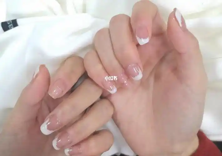 白色不规则法式美甲