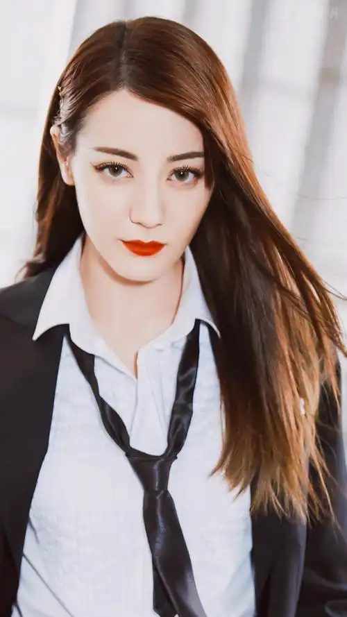 可以把西装穿的这么帅的女明星,迪丽热巴必须榜上有名!