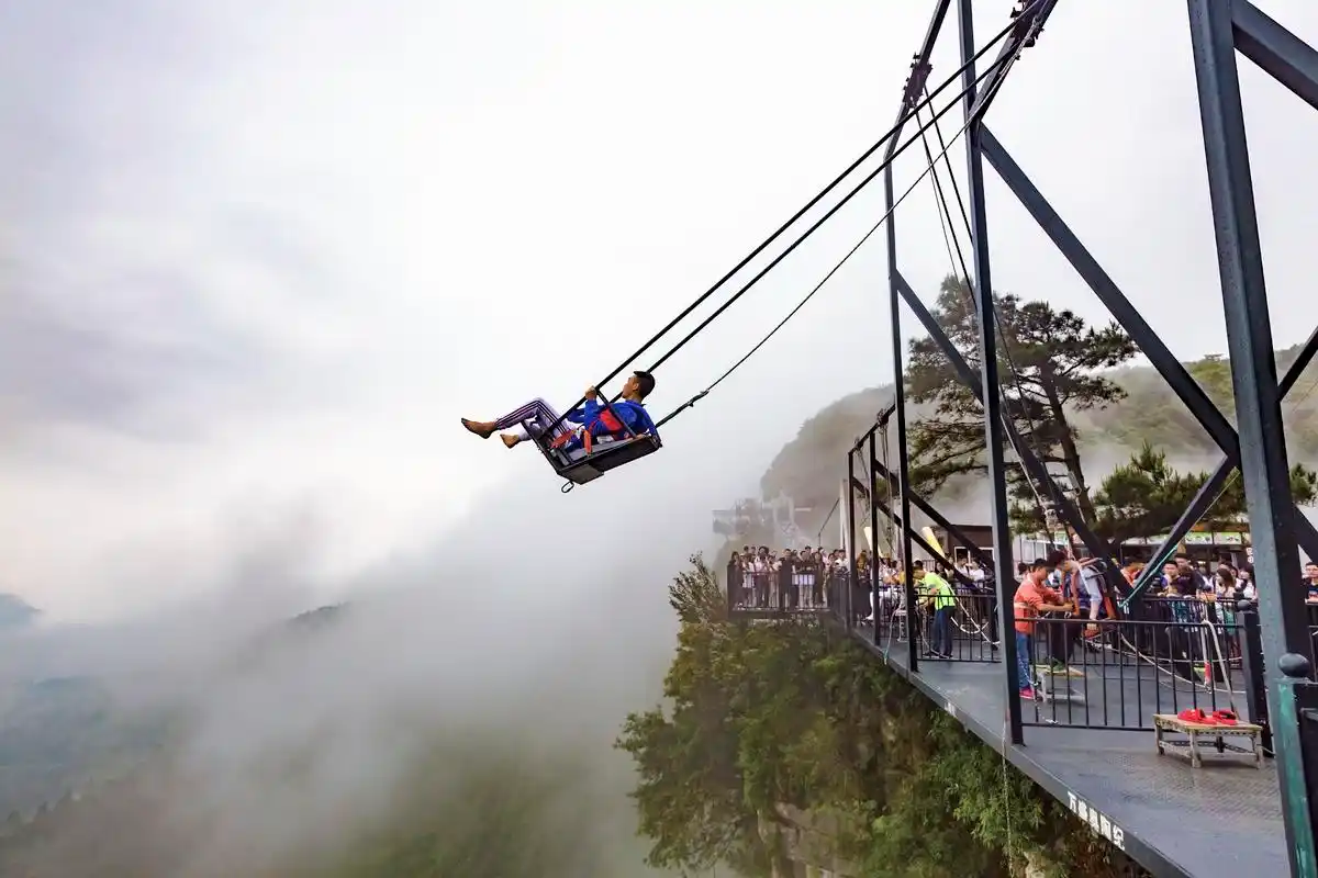 搞笑gif动图:这么刺激的秋千,这特么玩的不是心跳,而是命!