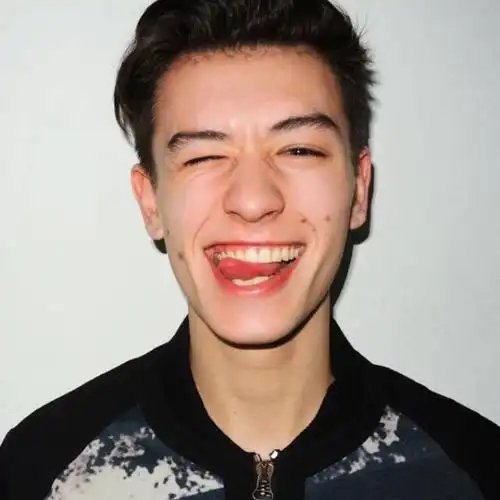 请问这位左脸上有痣,笑起来很好看很阳光,经常被用来当头像的欧美男生