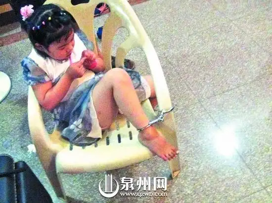 前晚7时许,石狮市区一名6岁小女孩在家中拿一副手铐玩,不慎将自己铐在