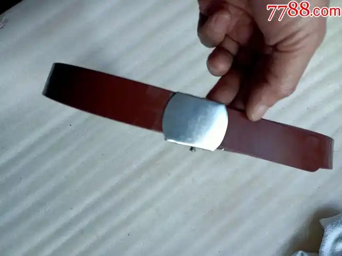 八九十年代军用内腰带a665,有瑕疵,有小裂纹,图中可见,不影响使用,长