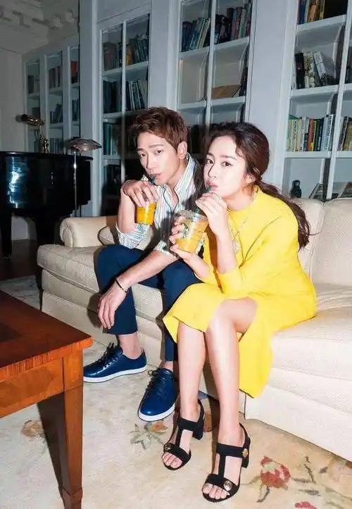 嫁给爱情的她依旧是是人生赢家_金泰希_时尚_灰色