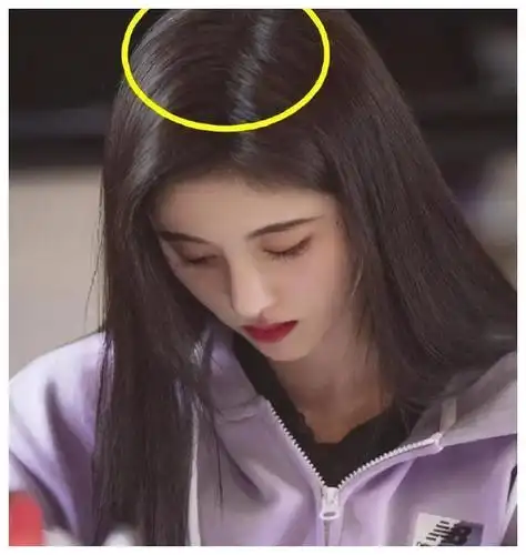 鞠婧祎发际线粉用太多,弹幕疯狂吐槽发际线,发量王者也脱发