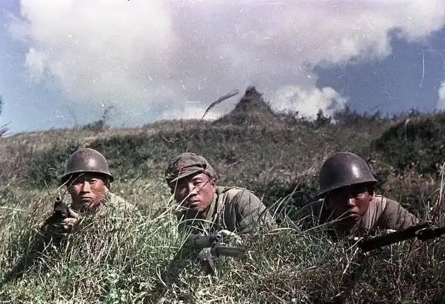 为何解放战争中我军士兵大量佩戴日军钢盔,但抗日战争中却没人戴