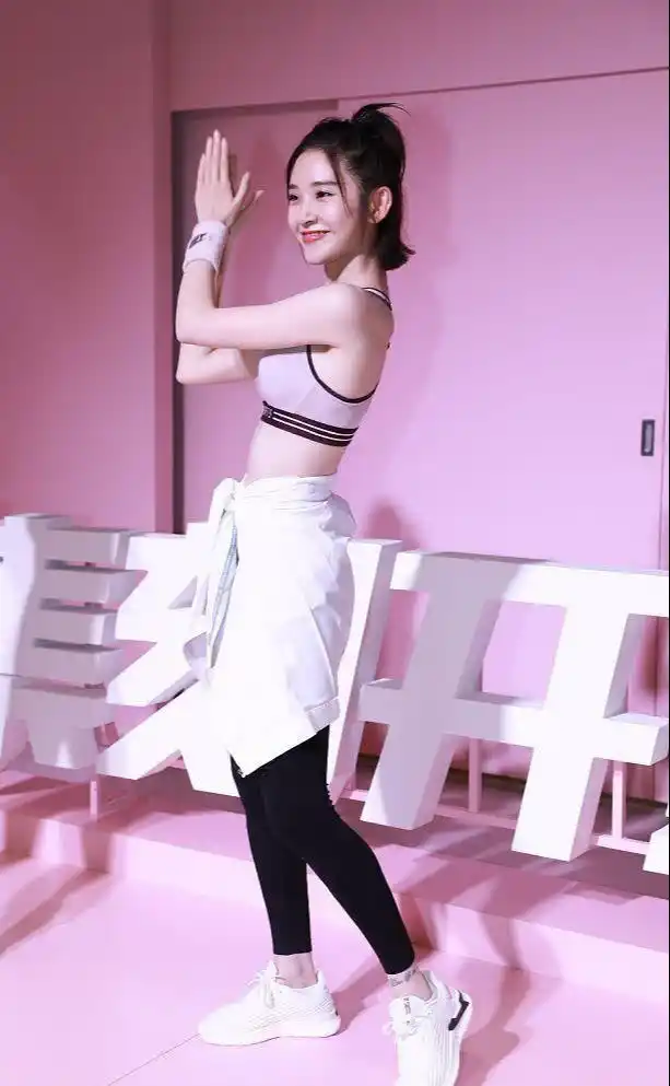 原创唐艺昕运动风时尚大胆内衣外穿搭配紧身裤凹凸有致身材太好