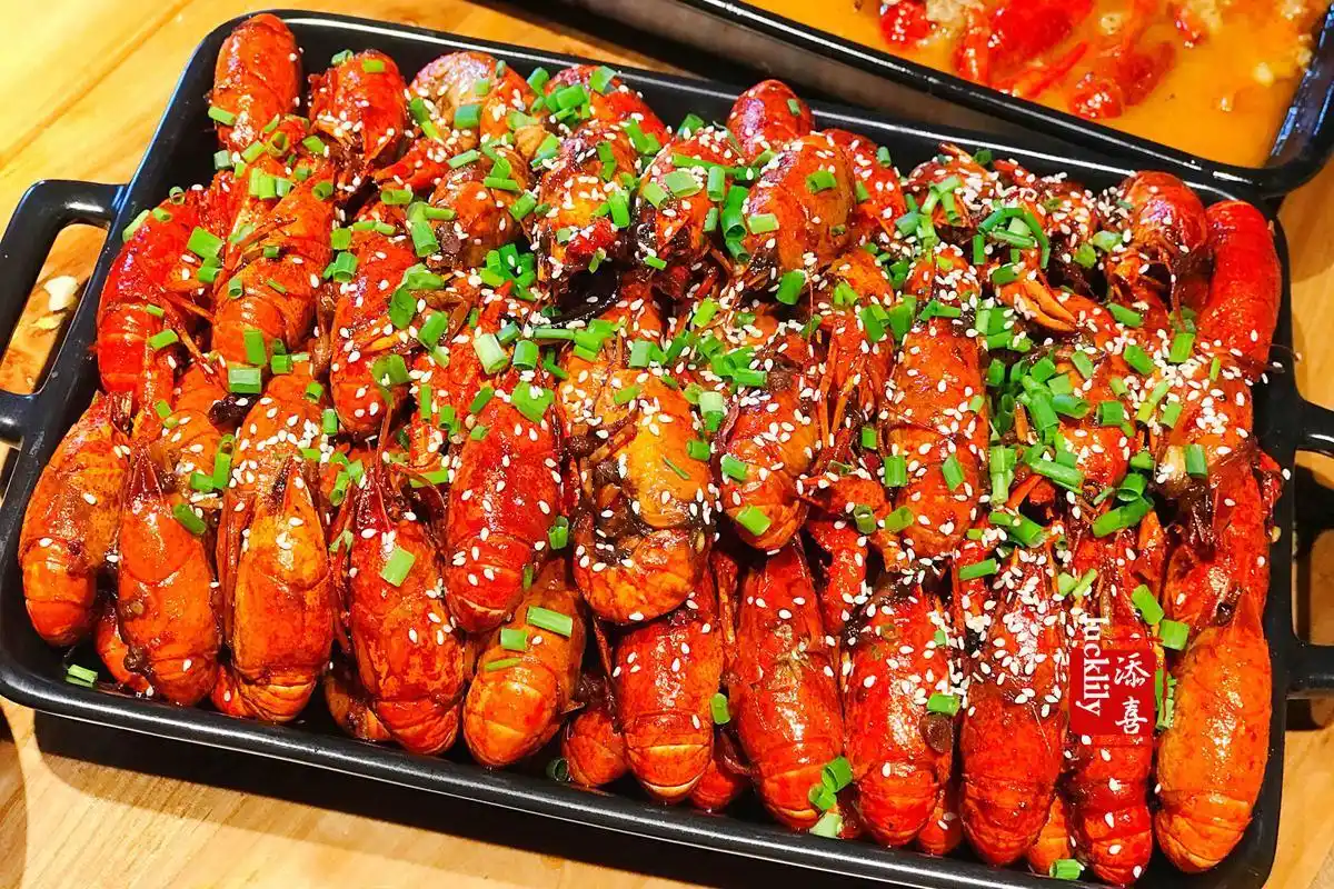 「杭州美食生活」今年第一顿小龙虾,南虾北羊桃花泛