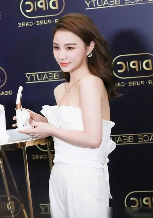 王思聪最美前女友雪梨亮相穿抹胸连体裤清纯高雅气质不输女明星