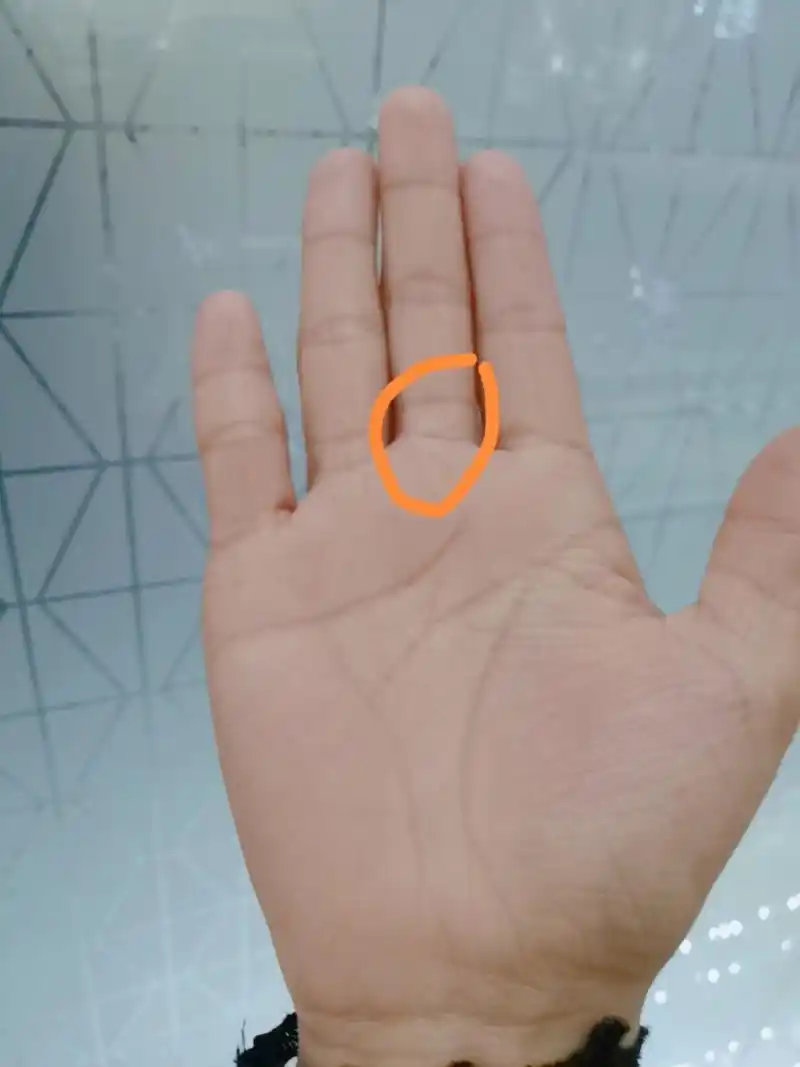 右手中指的第二个关节和指根位置 我是14年生完孩子六个月的时候,突然