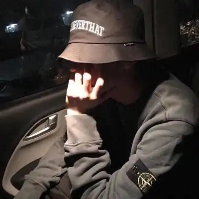 帽子控男生头像 侧脸戴帽子高清头像图片 - 男生头像 - 潮人个性网