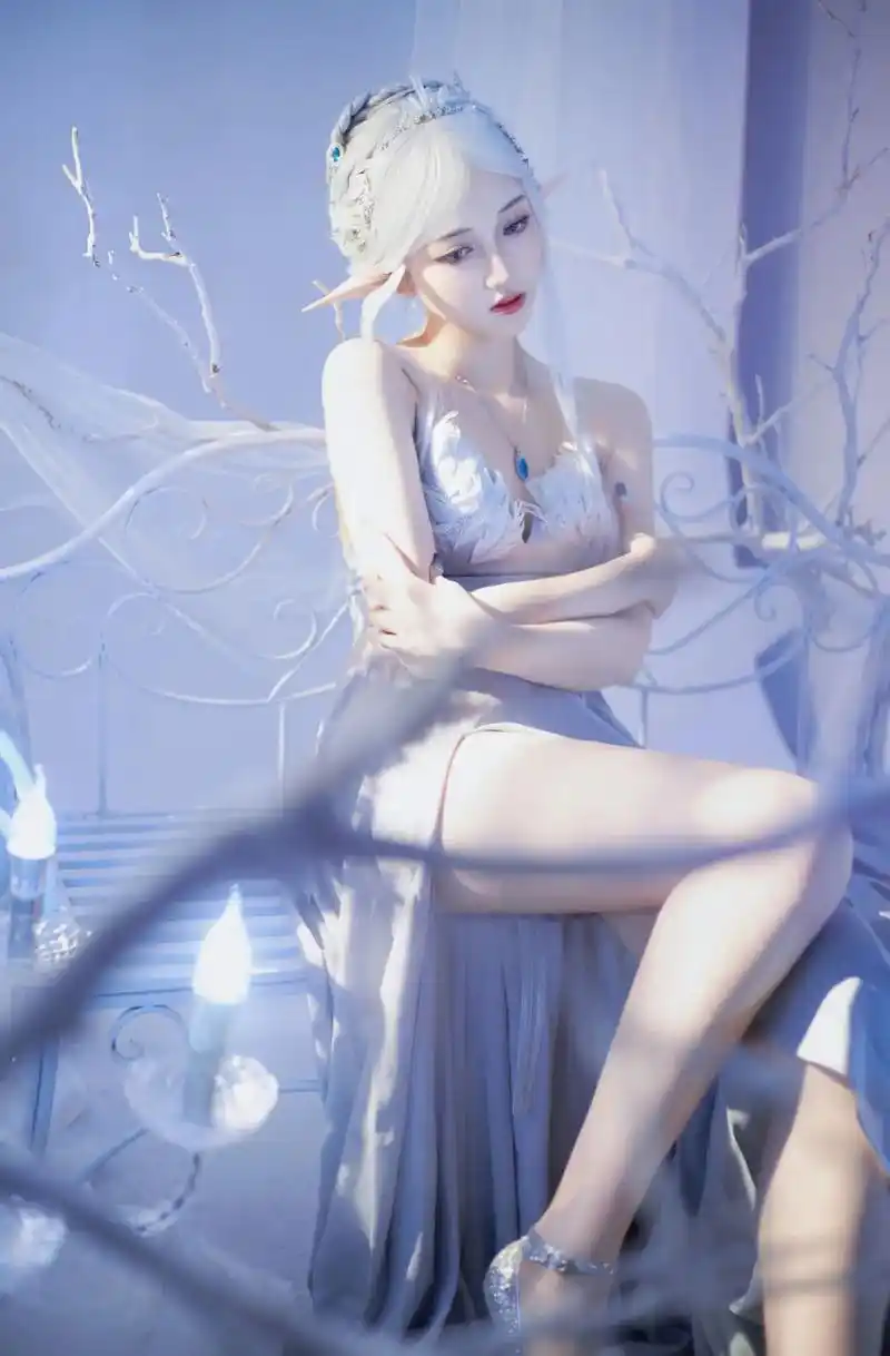 没人抱,抱抱自己.#cos #鬼刀 #冰公主 #海琴烟 #破 - 抖音