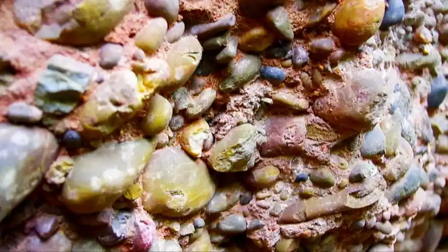 这些红色砂砾岩在流水,重力,风力等侵蚀下形成这样让人惊叹地貌特征.