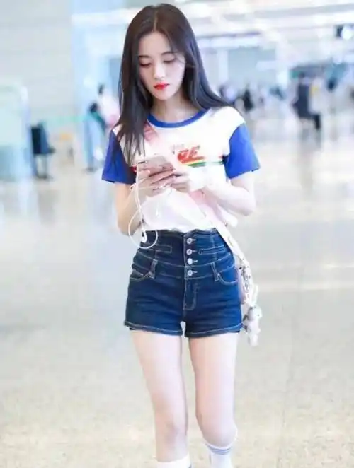 76斤鞠婧祎高腰裤是标配,1米59的身高赢在了身材比例!_穿着_短裤_体重