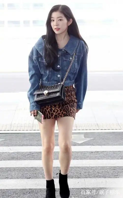 redvelvet裴珠泫穿短裙现身机场,暴露腿型缺陷 网友:看脸就够了