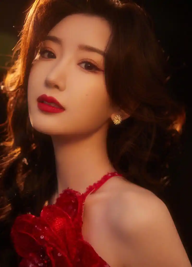 百度秋冬打卡挑战赛#  #我要上热门#  毛晓彤经典之夜新造型,大波浪