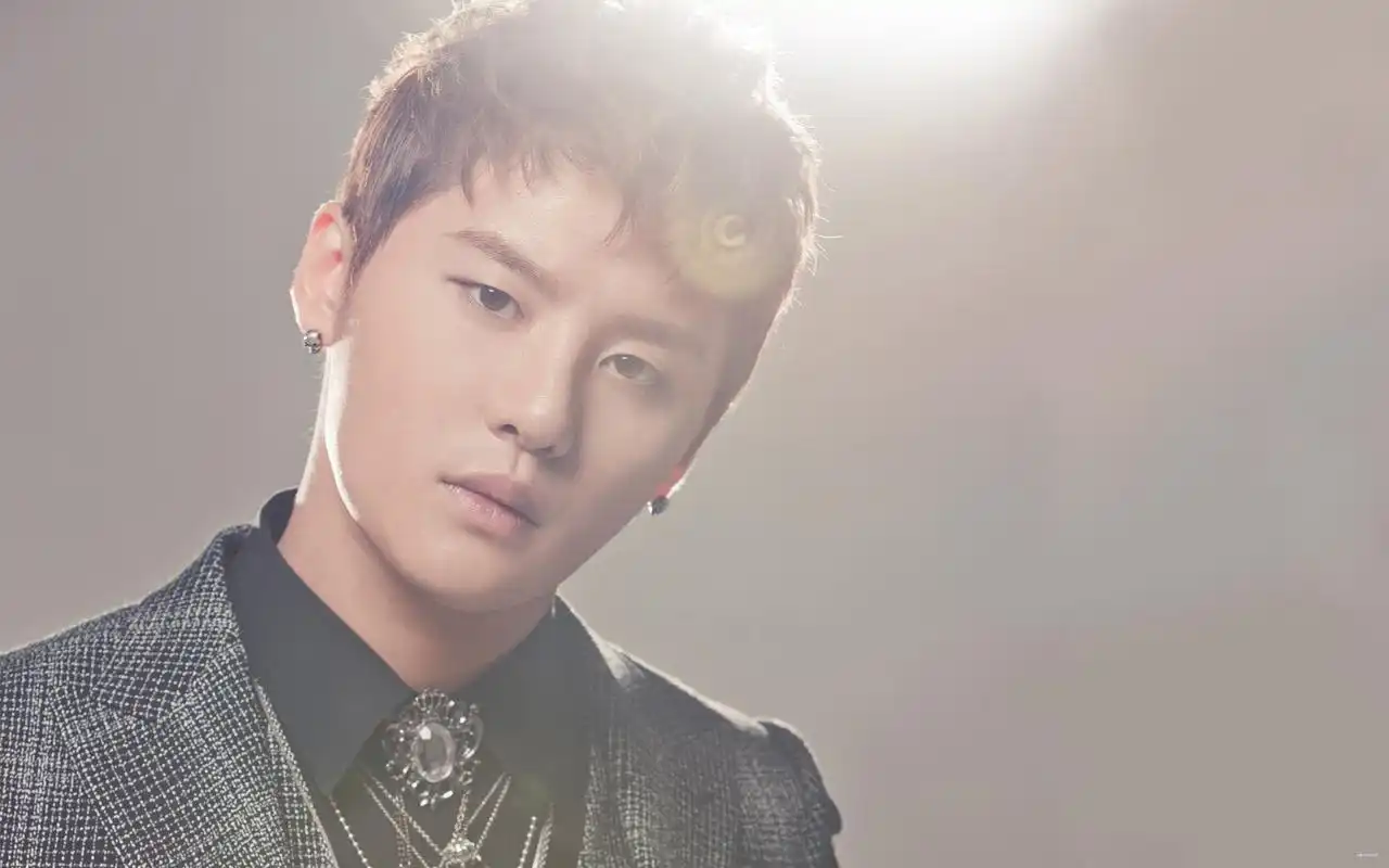 小时候住在一个没有卫生间的小屋里,现在是韩国一线男歌手