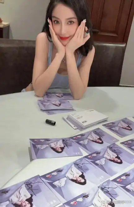 baby活动签名照摆满一张桌,看清照片上签名,是对粉丝的最大尊重