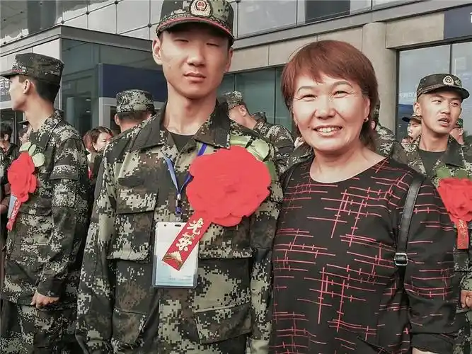 特别关注庞相梁摄影作品送子参军戍边疆供大家欣赏分析