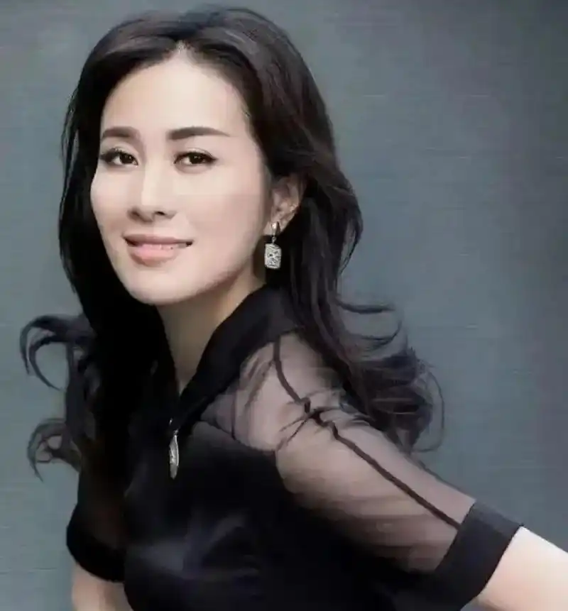 叶璇被誉为中国影视界的性感女王,她的美丽令人惊叹.